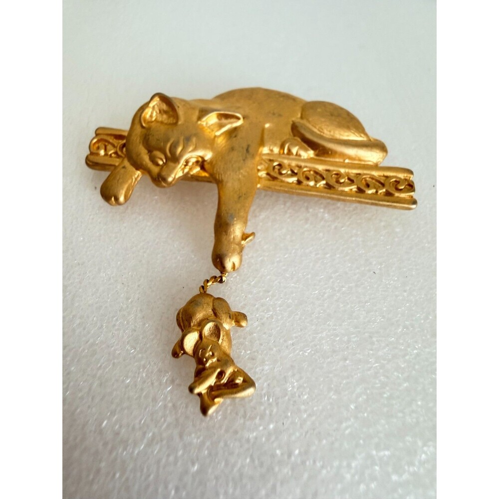 Vintage 1980s 1990s Cat and Dangling Mouse Pin Brooch Gold Tone Charming vinta